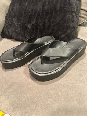 Truffle Collection Black Platform Thong Sandals Size 8